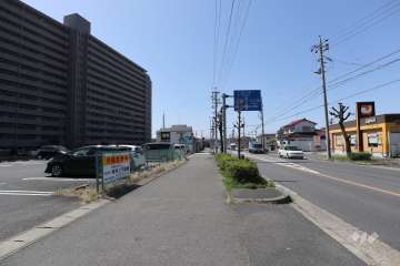 敷地北西側の前面道路（北東側から）