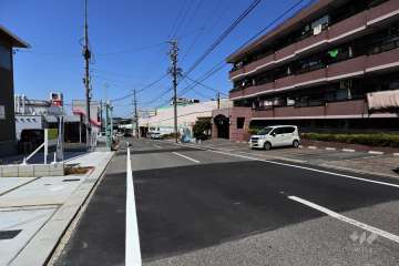 敷地南西側の前面道路（南東側から）