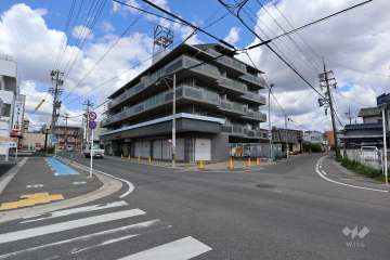 敷地北西側と南東側の前面道路（南西側から）