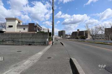 敷地南西側の前面道路（北西側から）