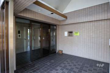 エントランスはオートロック付きです。