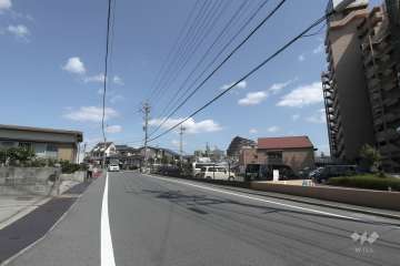敷地北西側の前面道路（南西側から）
