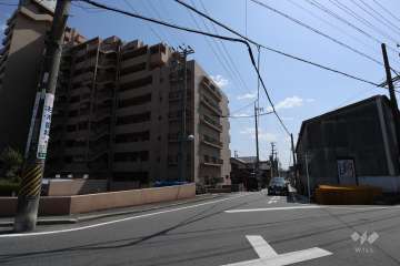 敷地西側の前面道路（北側から）