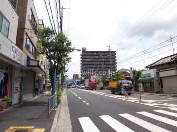 敷地の北西側は府道14号に面し、周辺には住宅の他、店舗や事務所も多く立ち並んでいます。