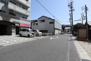 敷地西側の前面道路（北側から）