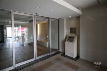 エントランスはオートロック付きです。