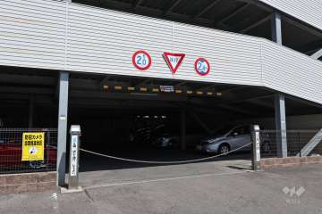 駐車場の出入り口（ロボットゲート付き）・敷地内駐車場（自走式立体）