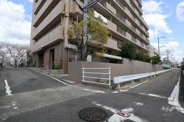 敷地南側と西側の前面道路（南西側から）