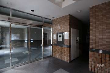 エントランスはオートロック付きです。