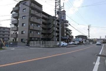 敷地北側と東側の前面道路（北東側から）