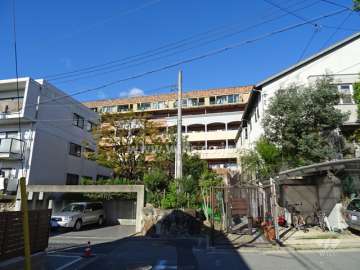 イトーピア千里豊津の遠景。敷地の南側は一段低く、一戸建て街になっています。