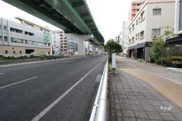 敷地東側の前面道路
