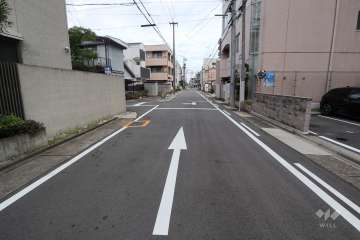 敷地西側の前面道路