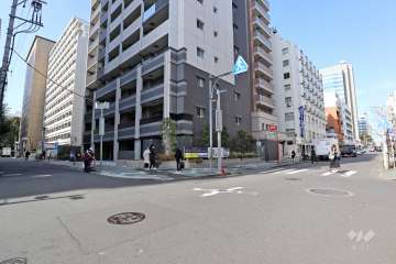 敷地東側と南側の前面道路（南東側から）