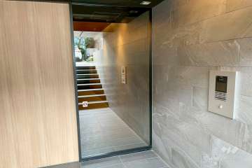 エントランスはオートロック付きです。