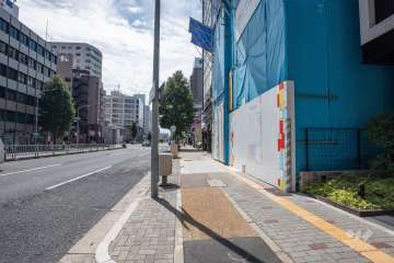 敷地東側の前面道路（北側から）