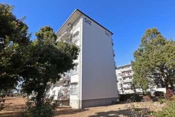 岩成台西団地512号棟の外観（南東側から）