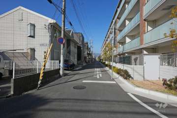 敷地南側の前面道路（東側から）