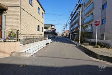 敷地北西側の前面道路（南西側から）