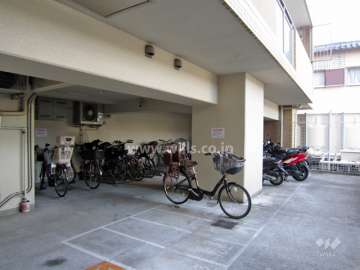 自転車置場とバイク置場