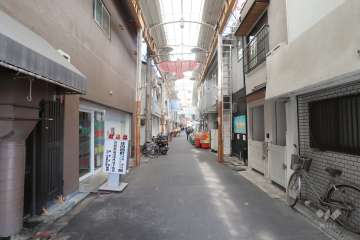 敷地北側は西本町商店会（アーケード商店街）です。