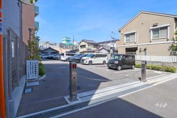 駐車場の出入口（ロボットゲート付き）