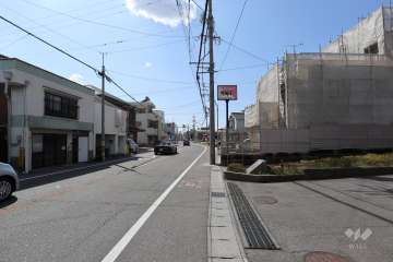 敷地南側の前面道路（東側から）