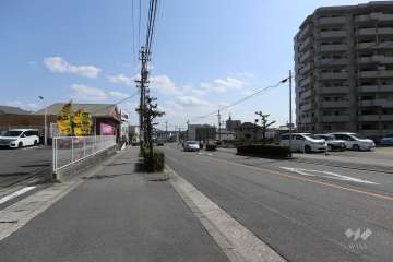 敷地北東側の前面道路（北西側から）