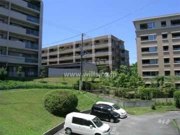 周辺はマンションが多く建ち並ぶ、静かな住宅地です。