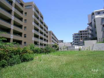 敷地の南側。周辺にはマンションが多く建ち並んでいます。