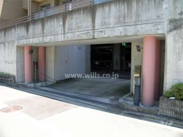 地階にある敷地内駐車場入り口。青空の駐車場もあります。