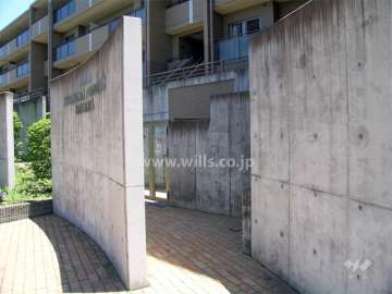 エントランス横にある駐輪場入り口。扉の奥に駐輪場はあります。