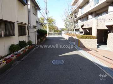 セントラル千里山西の南側前面道路（東側から）