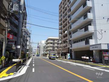 敷地西側の前面道路