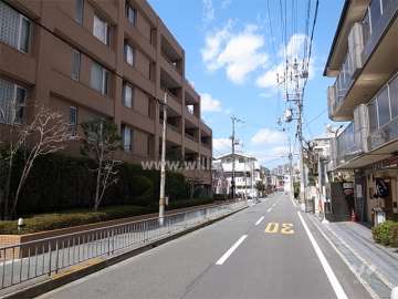 敷地東側の前面道路は二車線の通りです。