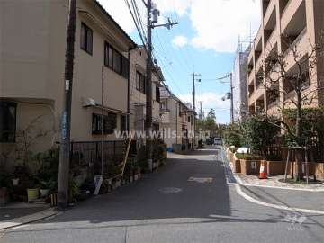 敷地南側の前面道路。南側には一戸建てが立ち並んでいます。