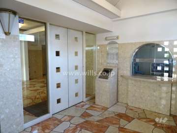 エントランスはオートロック付きです。