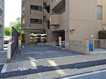 駐車場出入り口（ロボットゲート付き）