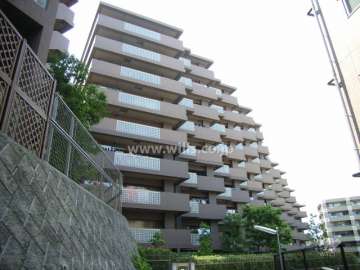 テラス北千里・古江台3番館の外観（南側から）