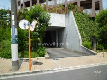 駐車場の入り口（リングシャッター付き）