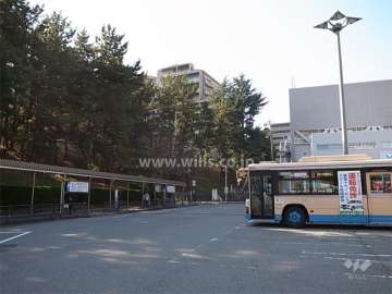 「桃山台」駅のロータリーから見た『メゾン千里桃山台』