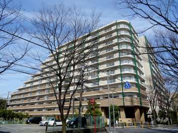 レスタージュ千里万博公園シェルスクエアの外観（南側から）3月頃の様子
