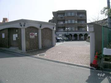 敷地入り口と駐車場