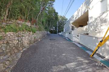 敷地西側の前面道路