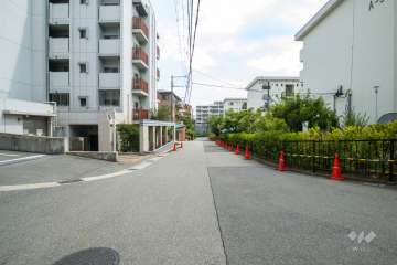 敷地西側の前面道路