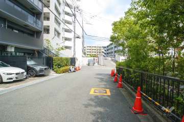 敷地西側の前面道路