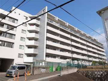 ルネブラン・クール北千里古江台の外観（南西側から）
