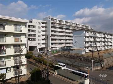 周辺は、マンションが多く立ち並ぶ静かな住宅地です。