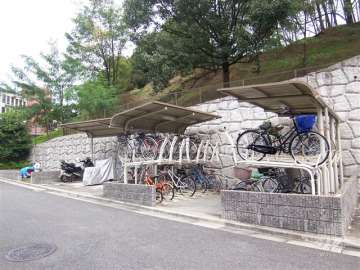 北側に駐輪場と、小さな遊園広場があります。