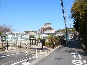 高台の住宅地に立地し、すぐ北側には万博公園があります。